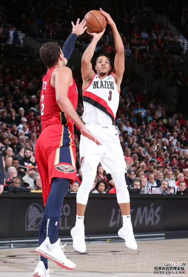 CJ McCollum's exclusive Air Raid 5 Christmas PE physical details appreciation. What are the personal PEs that CJ has used this season Appreciation of the physical details of CJ McCollum's exclusive Air Raid 5 Christmas PE. Which personal PEs are worn by CJ this season