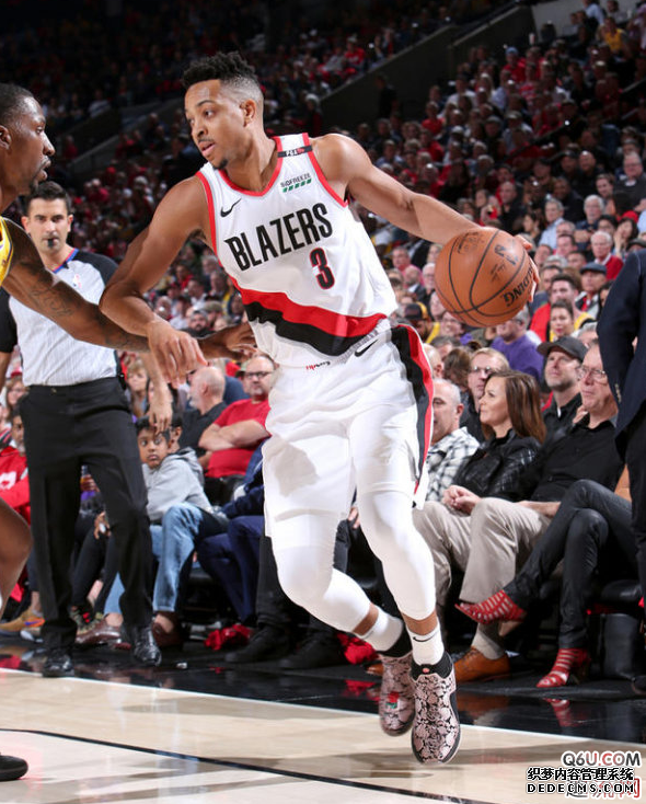 CJ McCollum's exclusive Air Raid 5 Christmas PE physical details appreciation. What are the personal PEs that CJ has bought this season CJ McCollum's exclusive Air Raid 5 Christmas PE physical details appreciation What are the personal PEs that CJ has used this season