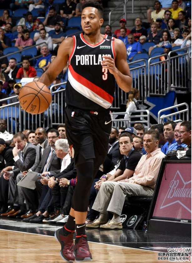 CJ McCollum's exclusive Air Raid 5 Christmas PE physical details appreciation. What are the personal PEs CJ has worn this season Appreciation of the physical details of CJ McCollum's exclusive Air Raid 5 Christmas PE. What are the personal PEs worn by CJ this season