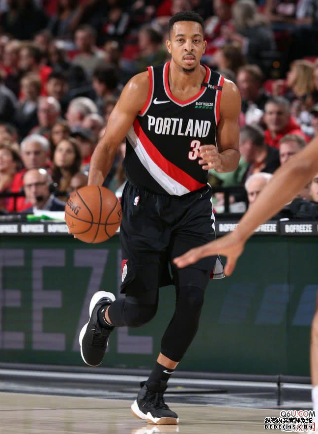 CJ McCollum's exclusive Air Raid 5 Christmas PE physical details appreciation. What are the personal PEs that CJ has bought this season CJ McCollum's exclusive Air Raid 5 Christmas PE physical details appreciation What are the personal PEs that CJ has used this season