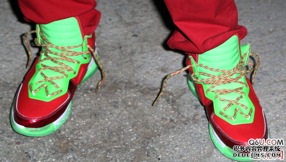 Wade's Way 7 does not have a Christmas color scheme. An inventory of the Wade's Way Christmas series of shoes worn by Wade in previous Christmas games Wade's Way 7 does not have a Christmas color scheme Inventory of the Wade Way Christmas Series Shoes worn by Wade in previous Christmas games