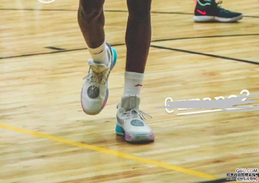 Wade's feet Wade's Way 7 blue and pink gradient marshmallow color Wade's Way 7 marshmallow color sale information Wade wears Wade's Way 7 blue and pink gradient marshmallow color. Wade's Way 7 marshmallow color release information