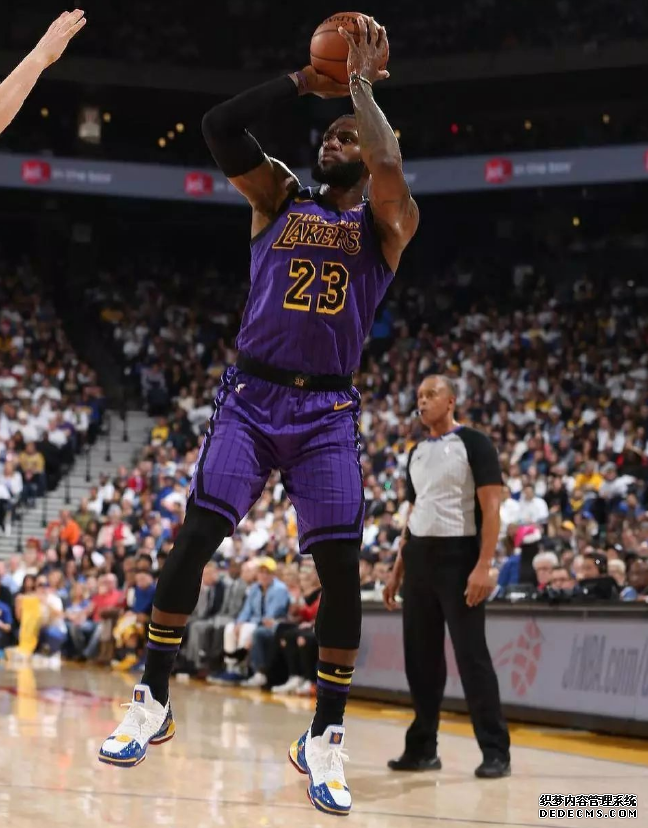2018 Christmas game, LeBron James wears lbj16 Superman color matching, inventory of the most beautiful shoes in the Christmas game 2018 Christmas War James' lbj16 Superman color matching Christmas War Inventory of super-good-looking shoes