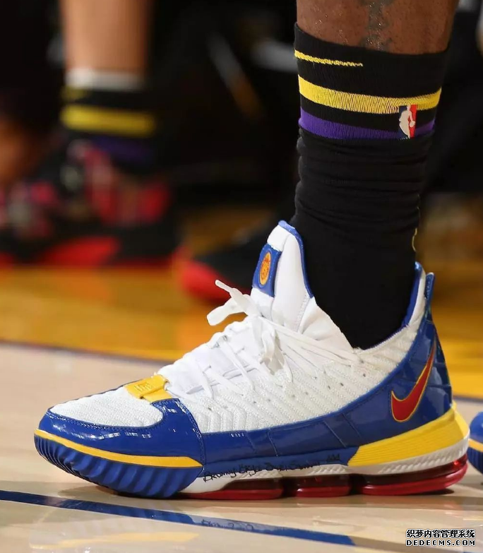 2018 Christmas game, LeBron James wears lbj16 Superman color matching, inventory of the most beautiful shoes in the Christmas game 2018 Christmas War LeBron James lbj16 Superman color scheme. Inventory of the most beautiful shoes in the Christmas War