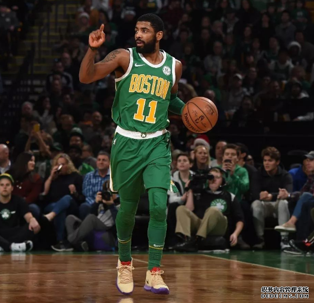 2018 Christmas game, LeBron James wears lbj16 Superman color matching, inventory of the most beautiful shoes in the Christmas game 2018 Christmas War James' lbj16 Superman color matching, inventory of high-looking shoes in the Christmas War