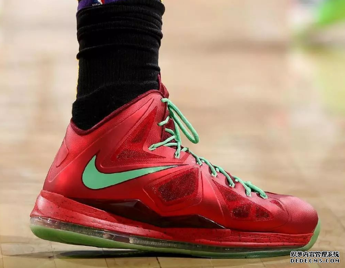 2018 Christmas game, LeBron James wears lbj16 Superman color matching, inventory of the most beautiful shoes in the Christmas game 2018 Christmas War LeBron James' lbj16 Superman color matching. Inventory of high-looking shoes in the Christmas War