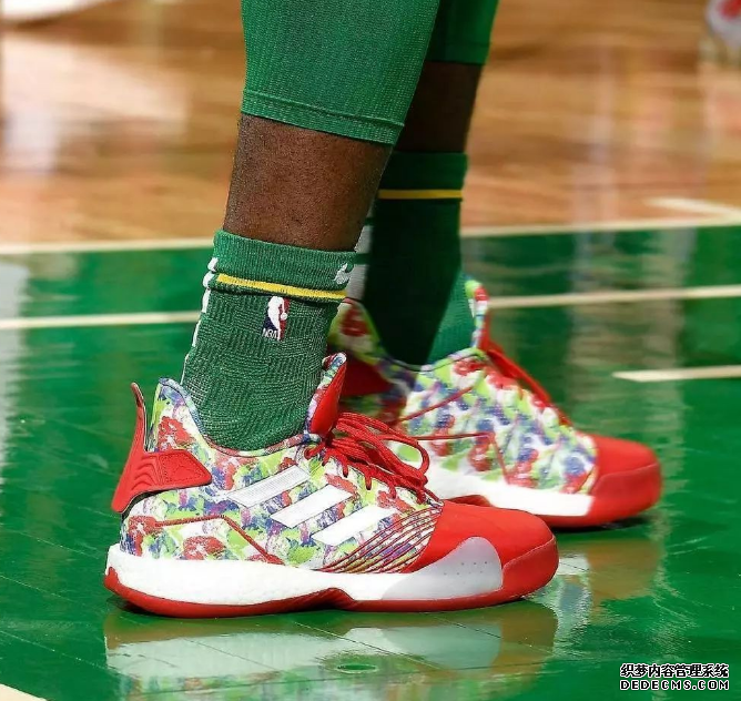 2018 Christmas game, LeBron James wears lbj16 Superman color matching, inventory of the most beautiful shoes in the Christmas game 2018 Christmas War LeBron James's lbj16 Superman color matching, inventory of high-looking shoes in the Christmas War
