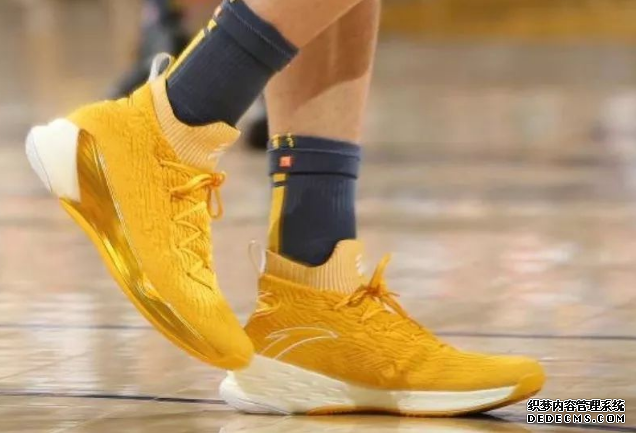 2018 Christmas War, James wears lbj16 Superman color scheme An inventory of the most beautiful shoes in the Christmas war 2018 Christmas War, LeBron James wears lbj16 Superman color scheme. Inventory of high-looking shoes in Christmas War