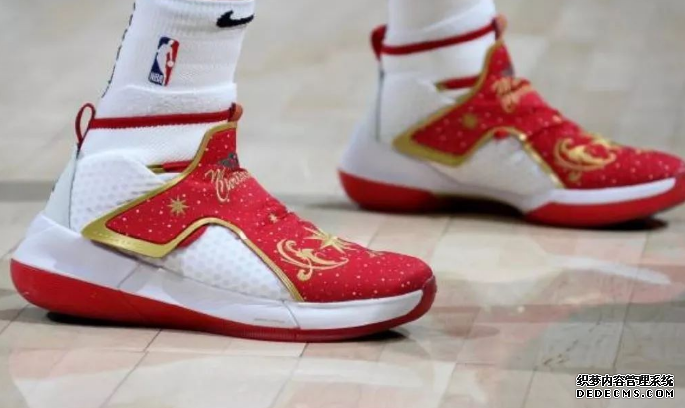 2018 Christmas game, LeBron James wears lbj16 Superman color matching, inventory of shoes with super good looks in Christmas game 2018 Christmas War LeBron James' lbj16 Superman color matching Christmas War shoes inventory of super good-looking shoes