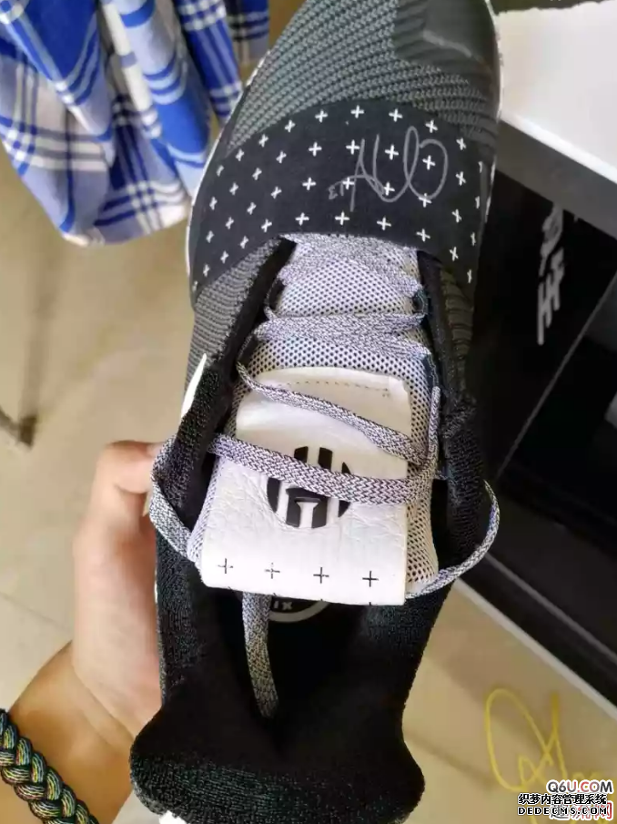 Harden 3 Yuanyang Special Edition physical appreciation On-foot picture of the Harden 3 Yuanyang Special Edition