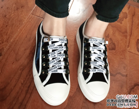 Are Dior letter embroidered canvas shoes off-size? How about the 2019 dior celebrity canvas shoes? Are the Dior letter embroidered canvas shoes in one size? How about the 2019 dior celebrity canvas shoes? </p><p>Inner: imported water-dyed calfskin</p><p>Outsole: one-piece five-pointed star outsole</p><p>This high-elastic design makes the foot comfortable. It is recommended that you wear socks, otherwise your feet will be a little scratched, and you will not feel this way after wearing them. </p><p><img src=