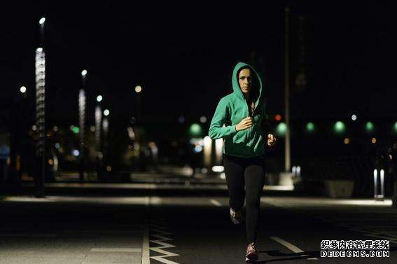 What are the correct ways to lose weight by running at night? Safety matters you need to pay attention to when running at night What are the correct ways to lose weight by running at night? Safety matters you need to pay attention to when running at night