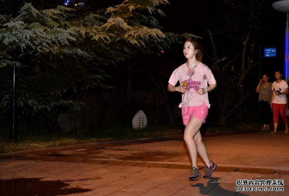 What are the correct ways to lose weight by running at night? Safety matters you need to pay attention to when running at night What are the correct ways to lose weight by running at night? Safety matters you need to pay attention to when running at night