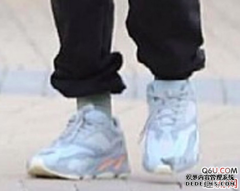 Kanye's on-foot exposure of yeezy700 v1 ice blue color. When will yeezy700 v1 ice blue color be released Kanye's on-foot exposure of yeezy700 v1 ice blue color yeezy700 When will the v1 ice blue color be released