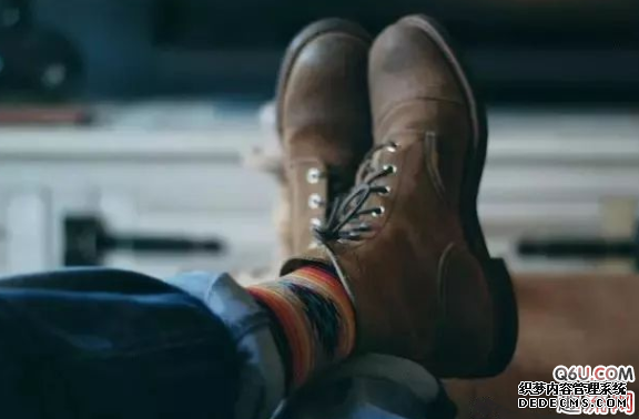 How do boys look good wearing boots in winter? How should young boys wear boots?</p><p>First of all, the easiest to wear is Martin boots. In terms of matching, Martin boots can be said to be a super versatile style. When it comes to boys’ boots, Martin boots must be the most popular. </p><p>He can wear a pair of sexy socks for a street style, or he can tuck his pants into his boots to create a neat look. Of course, he can also roll up his trousers for a casual style! </p><p><img src=