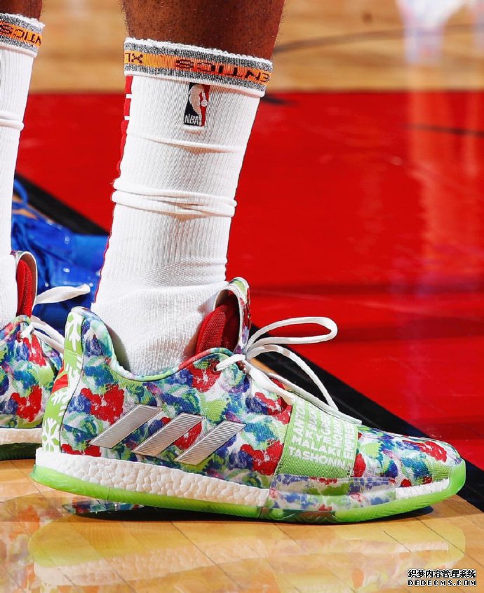 Curry 6. The Grinch steals Christmas and the customized colors are exposed. What good-looking colors are worn by the stars in the Christmas game