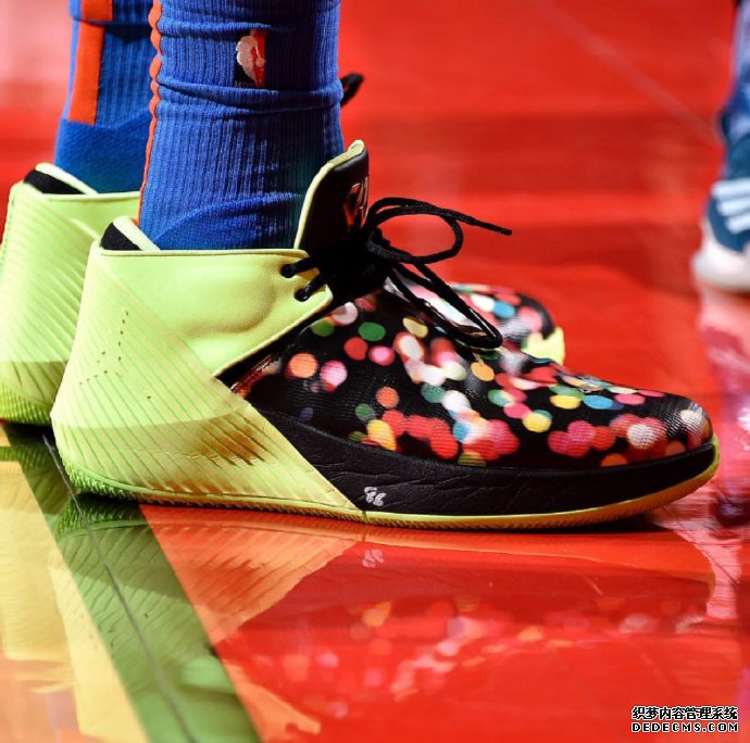 Curry 6 Grinch steals Christmas custom colors exposed, what good-looking colors are worn by the stars in the Christmas game