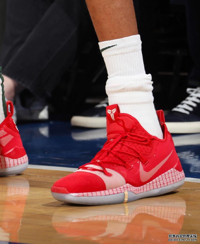Curry 6 The Grinch steals Christmas and the customized colors are exposed. What good-looking colors are worn by the stars in the Christmas game