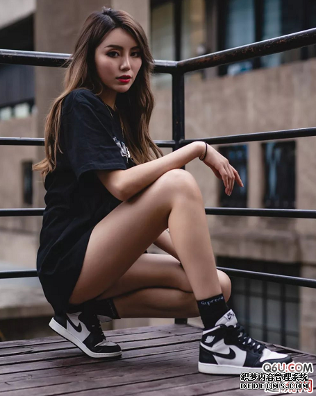 How to look good with yeezy dad shoes and AJ1. Which one looks better when girls wear yeezy dad shoes or AJ1 How to look good with yeezy dad shoes and AJ1 Which one looks better on girls, yeezy dad shoes or AJ1?