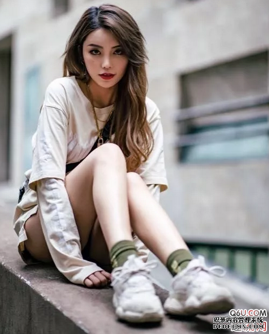 How to look good with yeezy dad shoes and AJ1. Which one looks better when girls wear yeezy dad shoes or AJ1 How to look good with yeezy dad shoes and AJ1 Which one looks better on girls, Yeezy dad shoes or AJ1?