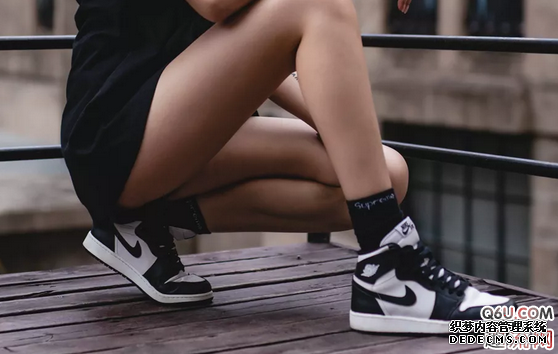 How to look good with yeezy dad shoes and AJ1. Which one looks better when girls wear yeezy dad shoes or AJ1 How to look good with yeezy dad shoes and AJ1 Which one looks better on girls wearing yeezy dad shoes or AJ1?